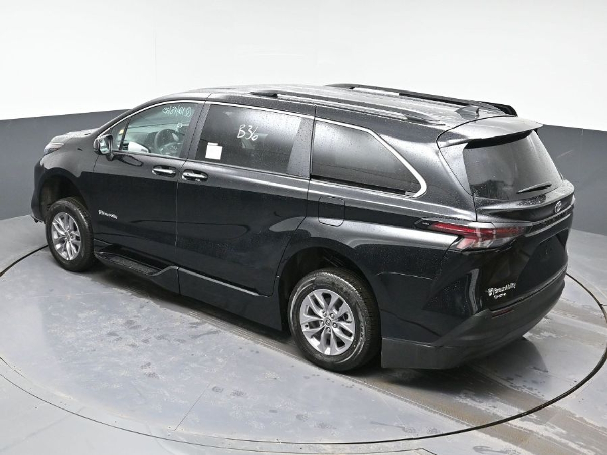 Black Toyota Sienna image number 8