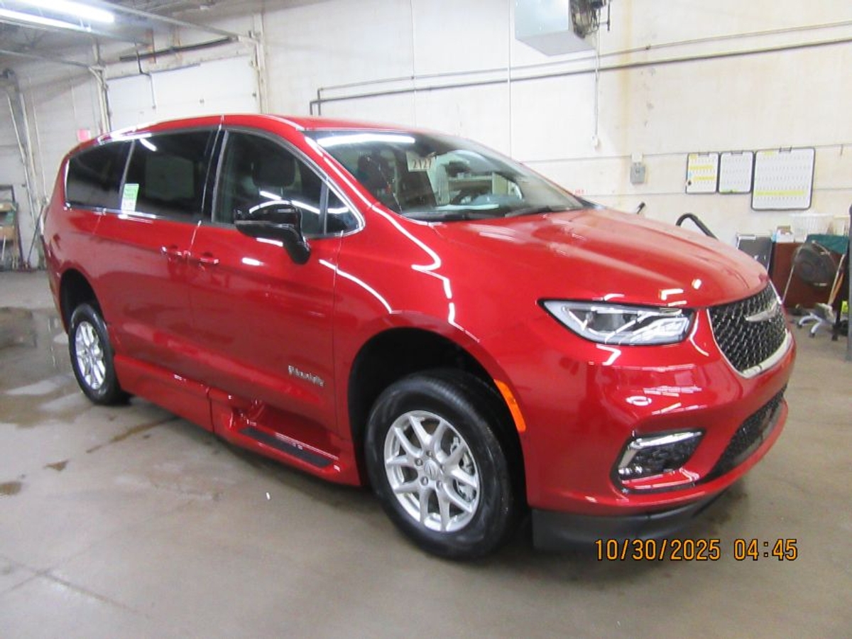 2025 CHRYSLER PACIFICA - Image 17