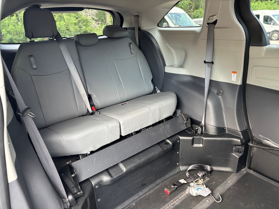 Used 2024 Toyota Sienna Hybrid XLE Plus - BraunAbility Side Entry In Floor Automatic Ramp