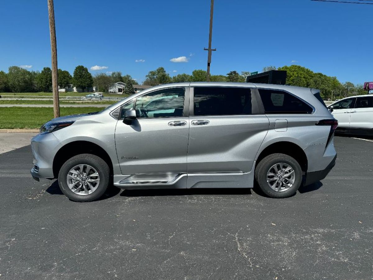 Silver Toyota Sienna image number 3