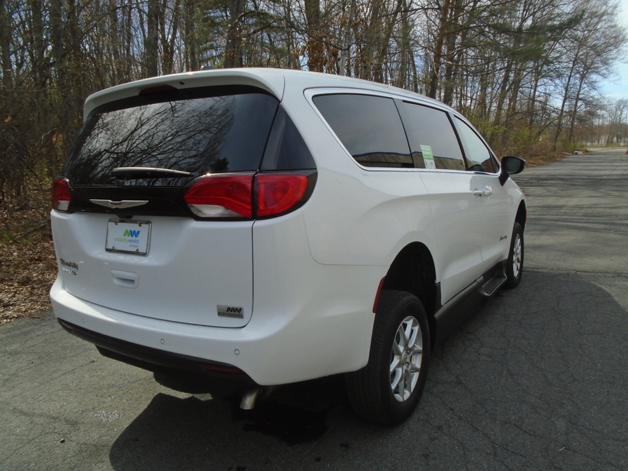 White Chrysler Voyager image number 10