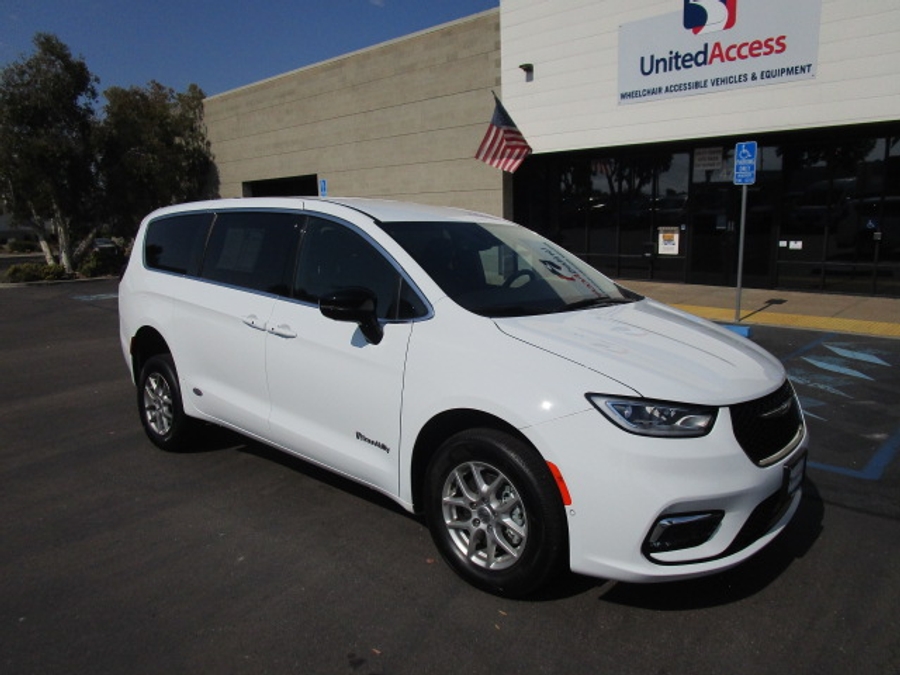 New 2025 Chrysler Pacifica Select Safety - BraunAbility Rear Entry Entry Fold Out Manual Ramp