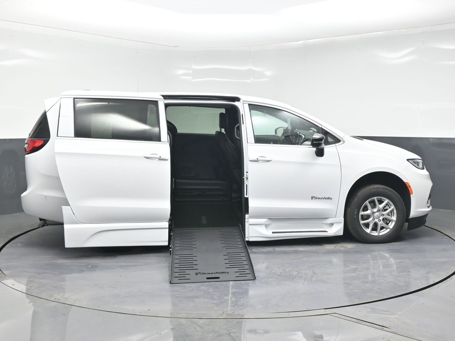 New 2025 Chrysler Pacifica Select Safety - BraunAbility Side Entry Entry Fold Out Automatic Ramp