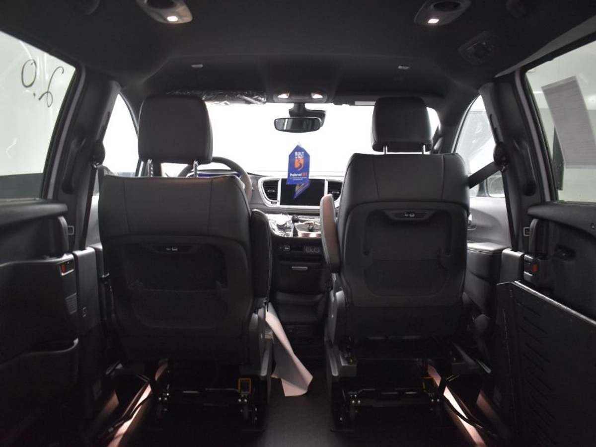 2025 CHRYSLER PACIFICA - Image 11