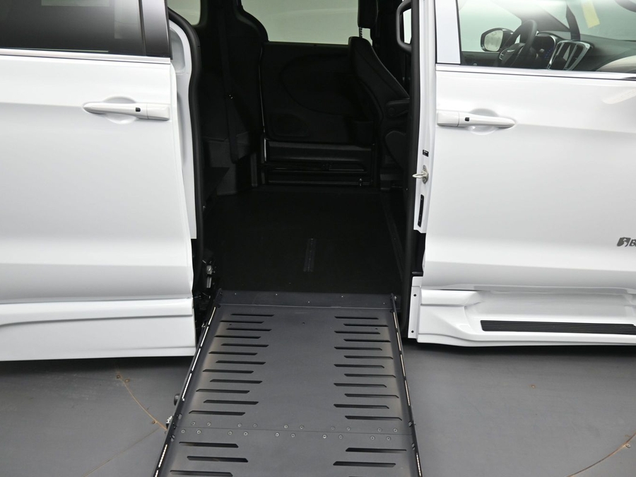 White Chrysler Pacifica image number 10
