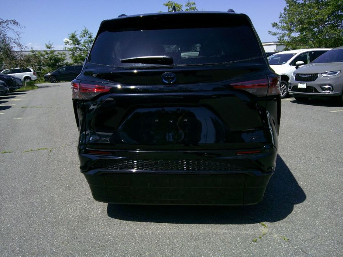 Black Toyota Sienna image number 10