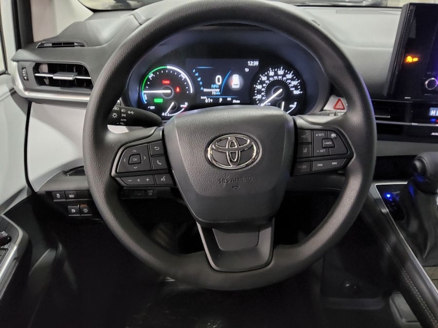 White Toyota Sienna image number 10