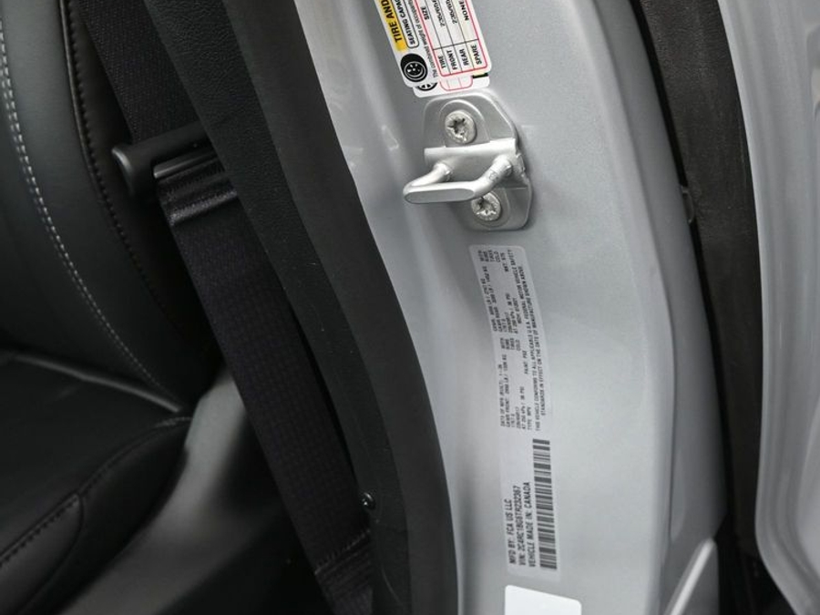 Silver Chrysler Pacifica image number 8