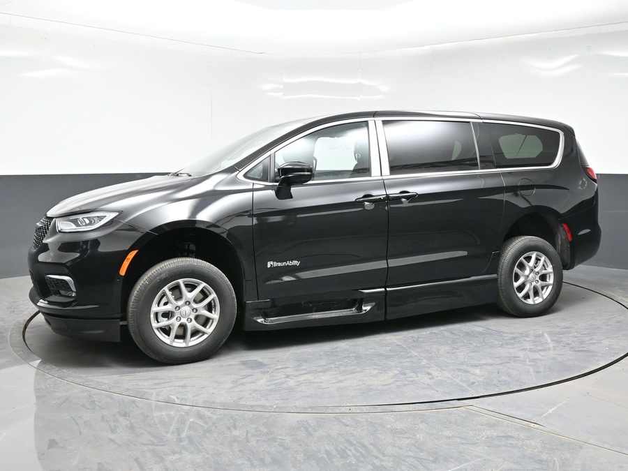 New 2026 Chrysler Pacifica Select Plus - BraunAbility Side Entry Entry In Floor Automatic Ramp