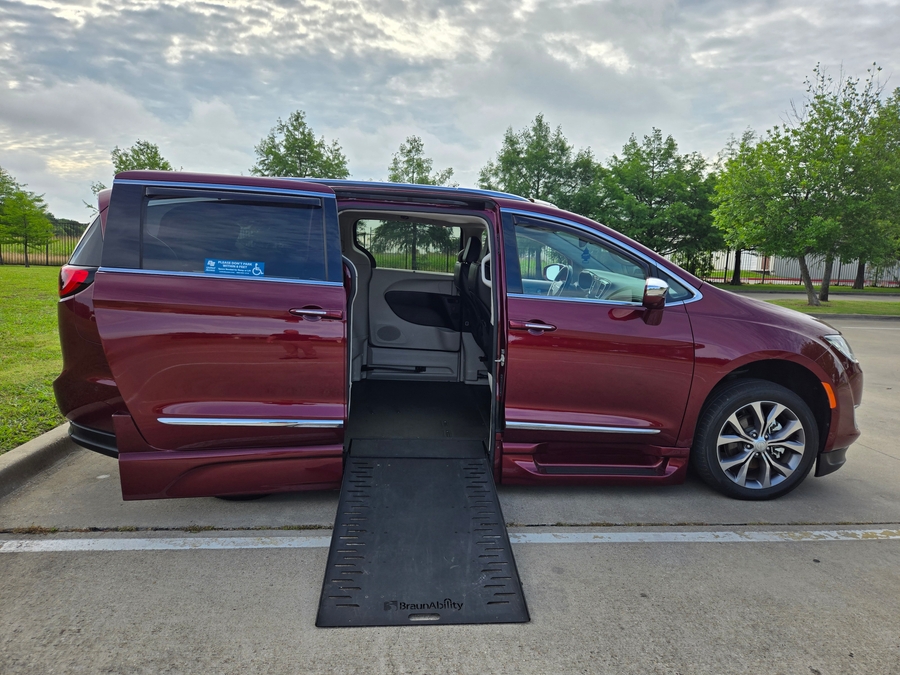 Used 2018 Chrysler Pacifica Limited - BraunAbility Side Entry Entry In Floor Automatic Ramp