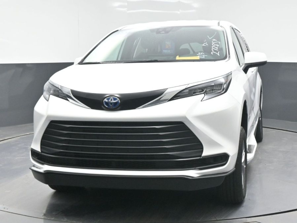 2025 TOYOTA SIENNA - Image 2