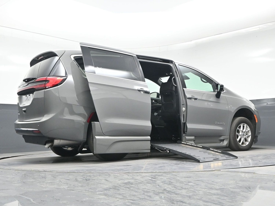 Used 2025 Chrysler Pacifica Select - BraunAbility Side Entry Entry Fold Out Automatic Ramp