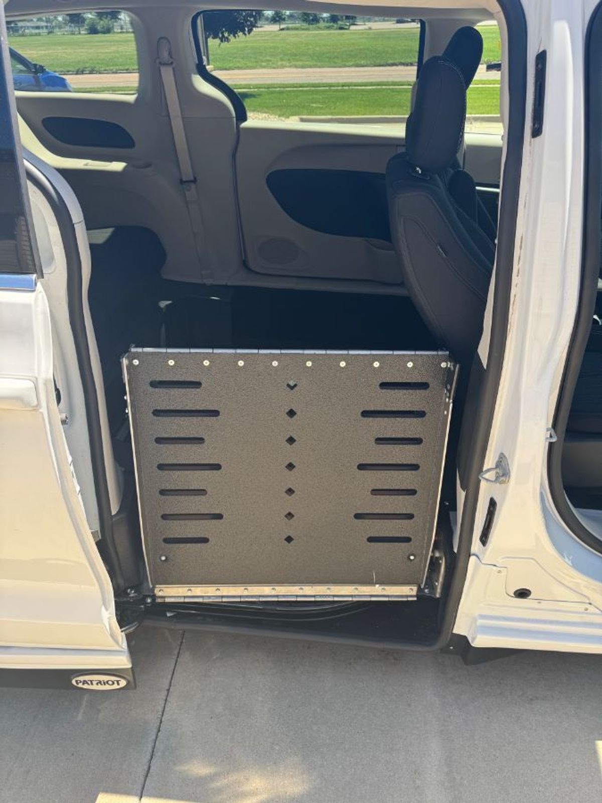 White Chrysler Voyager image number 21