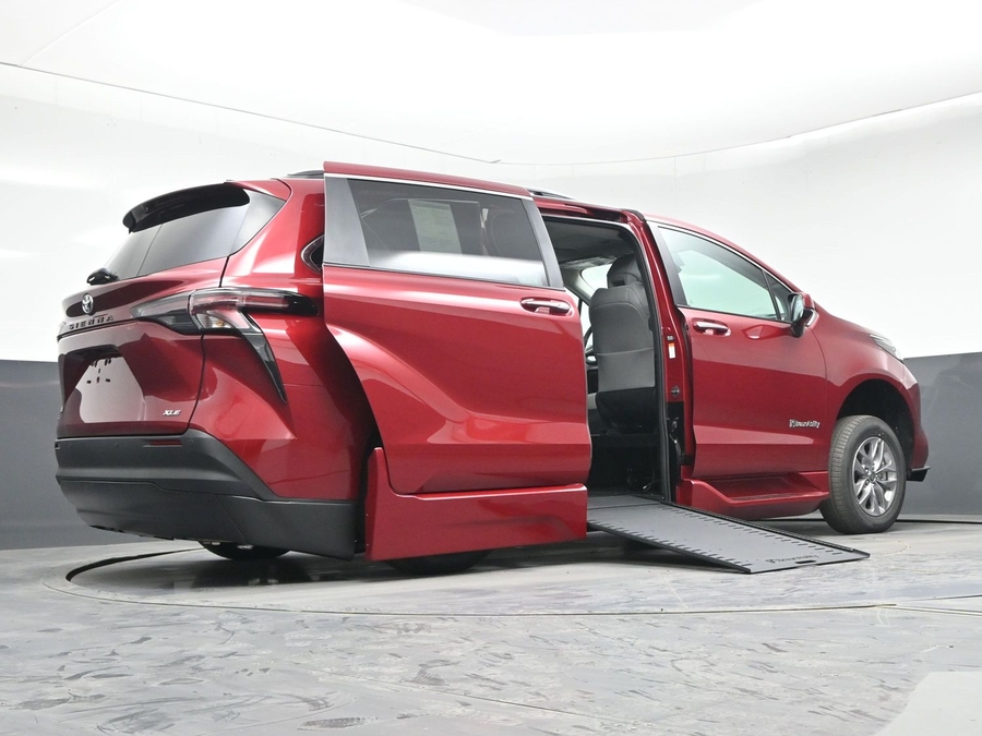 New 2026 Toyota Sienna Hybrid XLE Add - BraunAbility Side Entry Entry In Floor Automatic Ramp