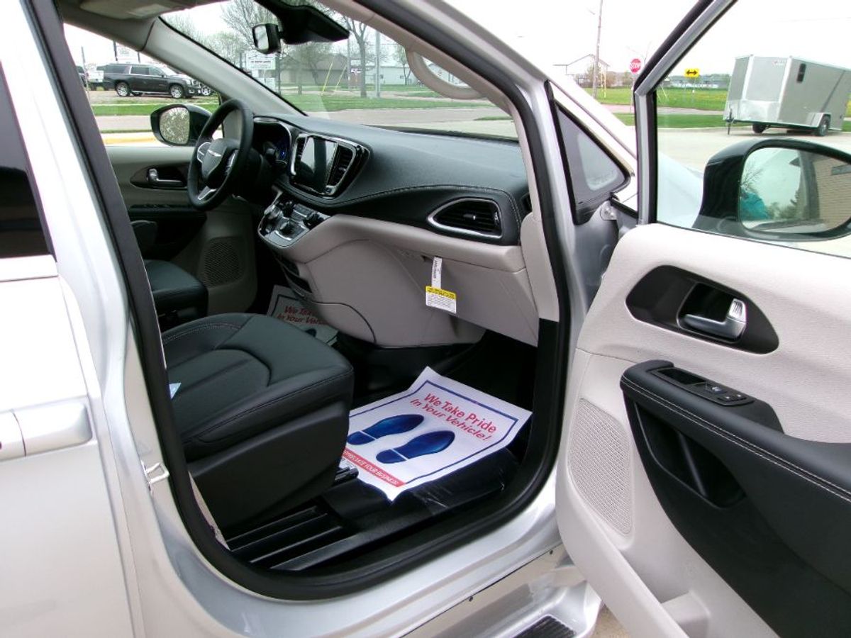 Silver Chrysler Pacifica image number 11