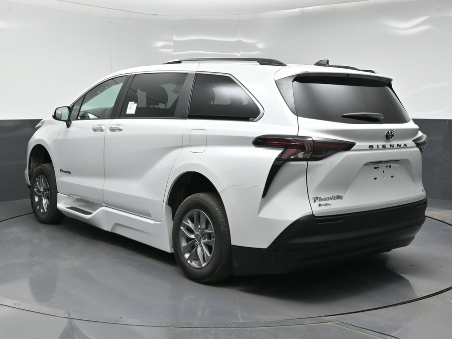 2026 Toyota Sienna XLE - Photo 8