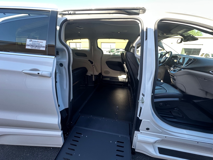 Used 2023 Chrysler Pacifica Touring L Theatre - BraunAbility Side Entry Entry In Floor Automatic Ramp