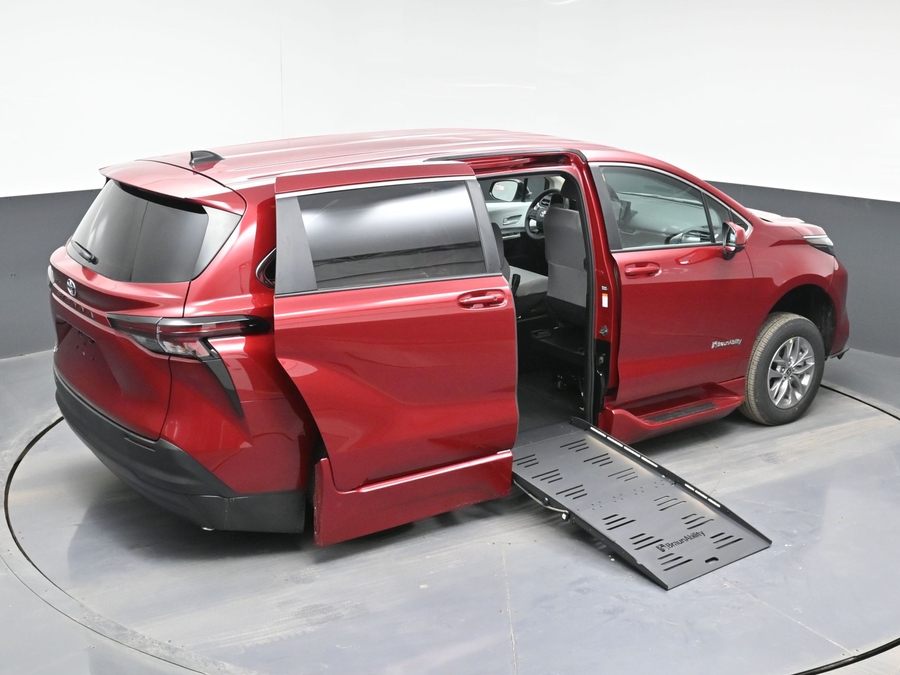 New 2026 Toyota Sienna Hybrid LE - BraunAbility Side Entry Fold Out Automatic Ramp