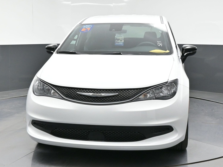 White Chrysler Voyager image number 16