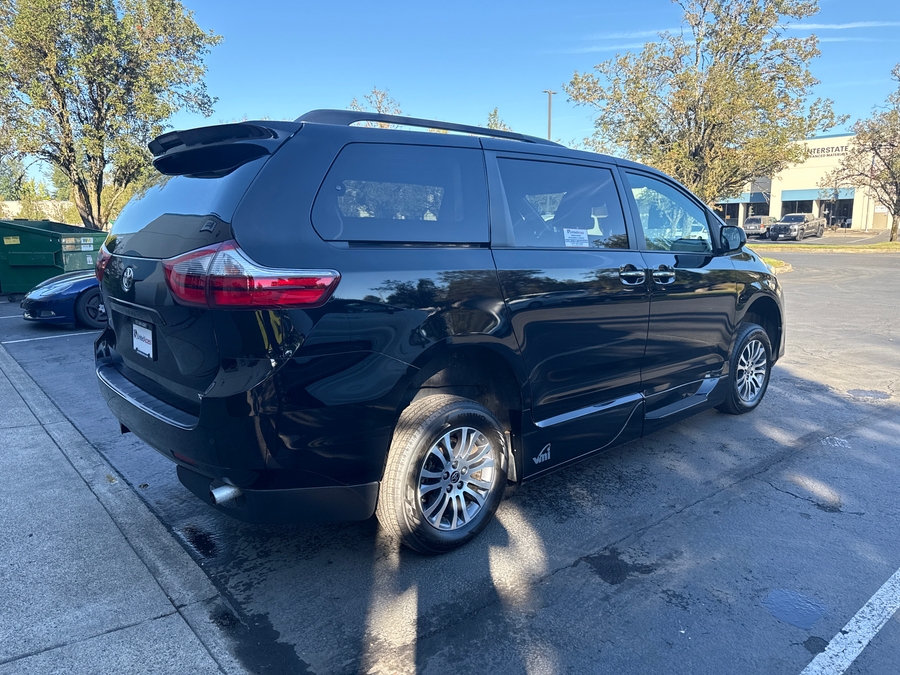 Used 2020 Toyota Sienna XLE Base - VMI Side Entry Entry In Floor Automatic Ramp