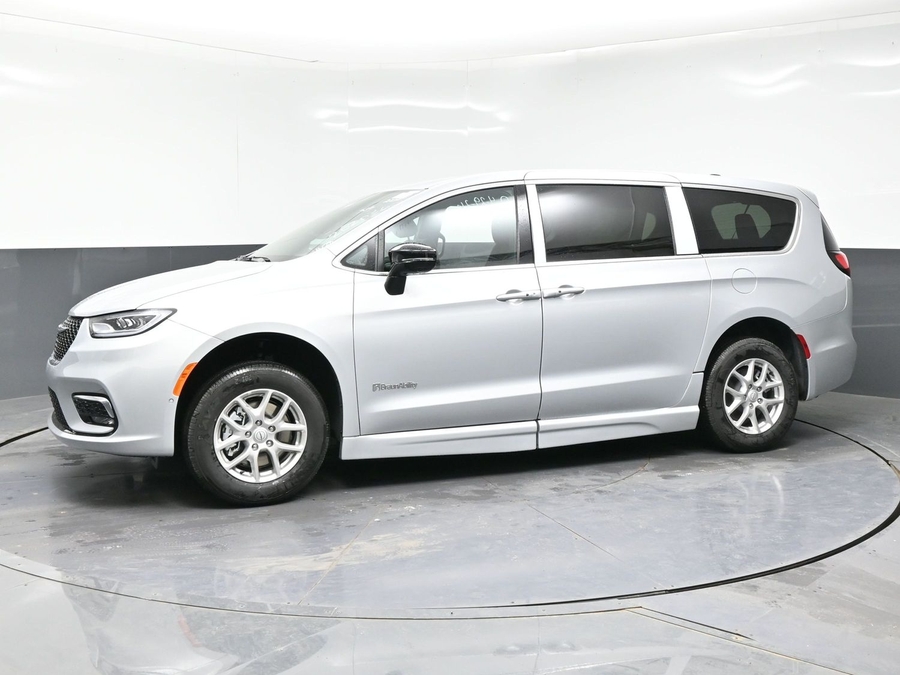 New 2026 Chrysler Pacifica Select Safety - BraunAbility Side Entry Entry Fold Out Automatic Ramp