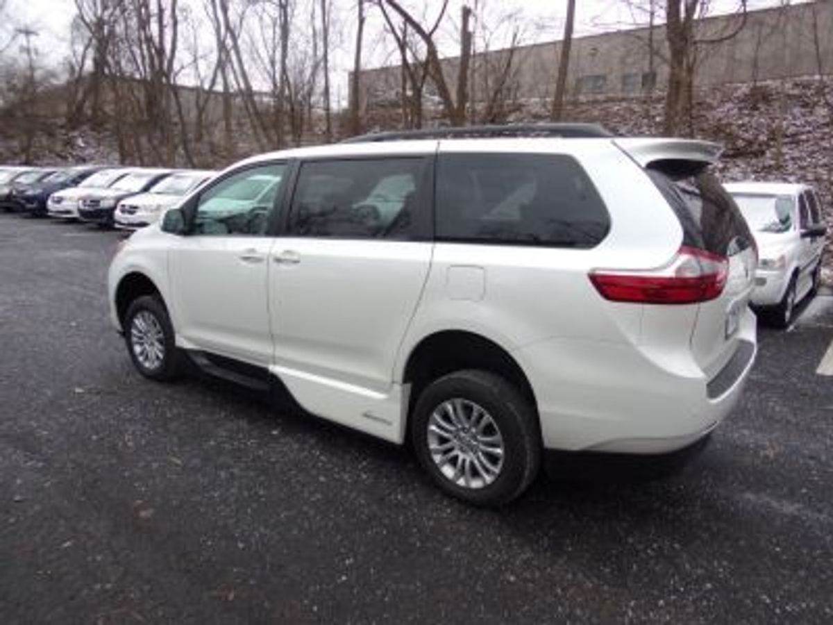 White Toyota Sienna image number 3
