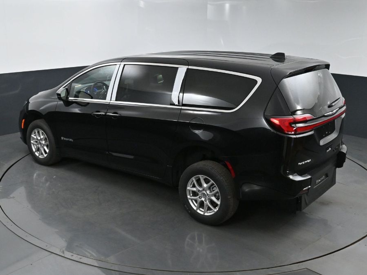 Black Chrysler Pacifica image number 23