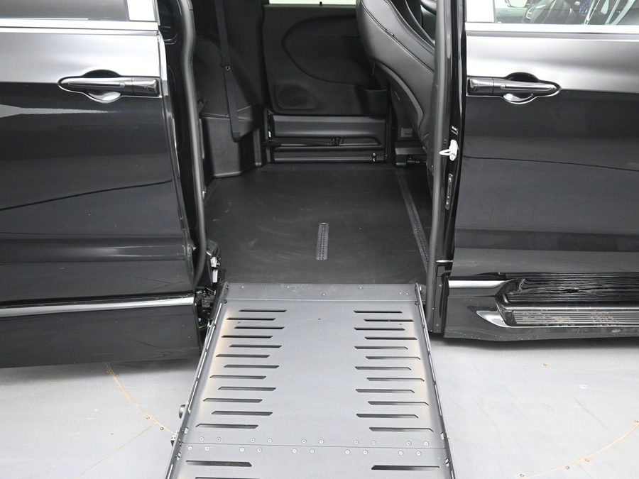 Black Chrysler Pacifica image number 19