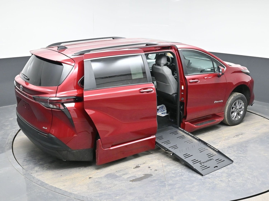 New 2026 Toyota Sienna Hybrid XLE Base - BraunAbility Side Entry Fold Out Automatic Ramp