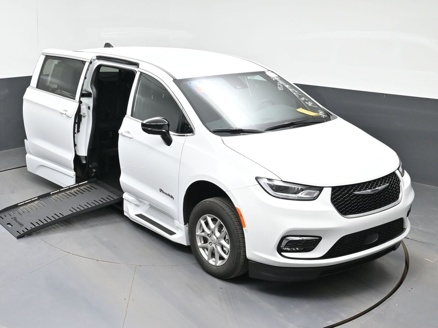 New 2026 Chrysler Pacifica Select Safety - BraunAbility Side Entry Entry Fold Out Automatic Ramp