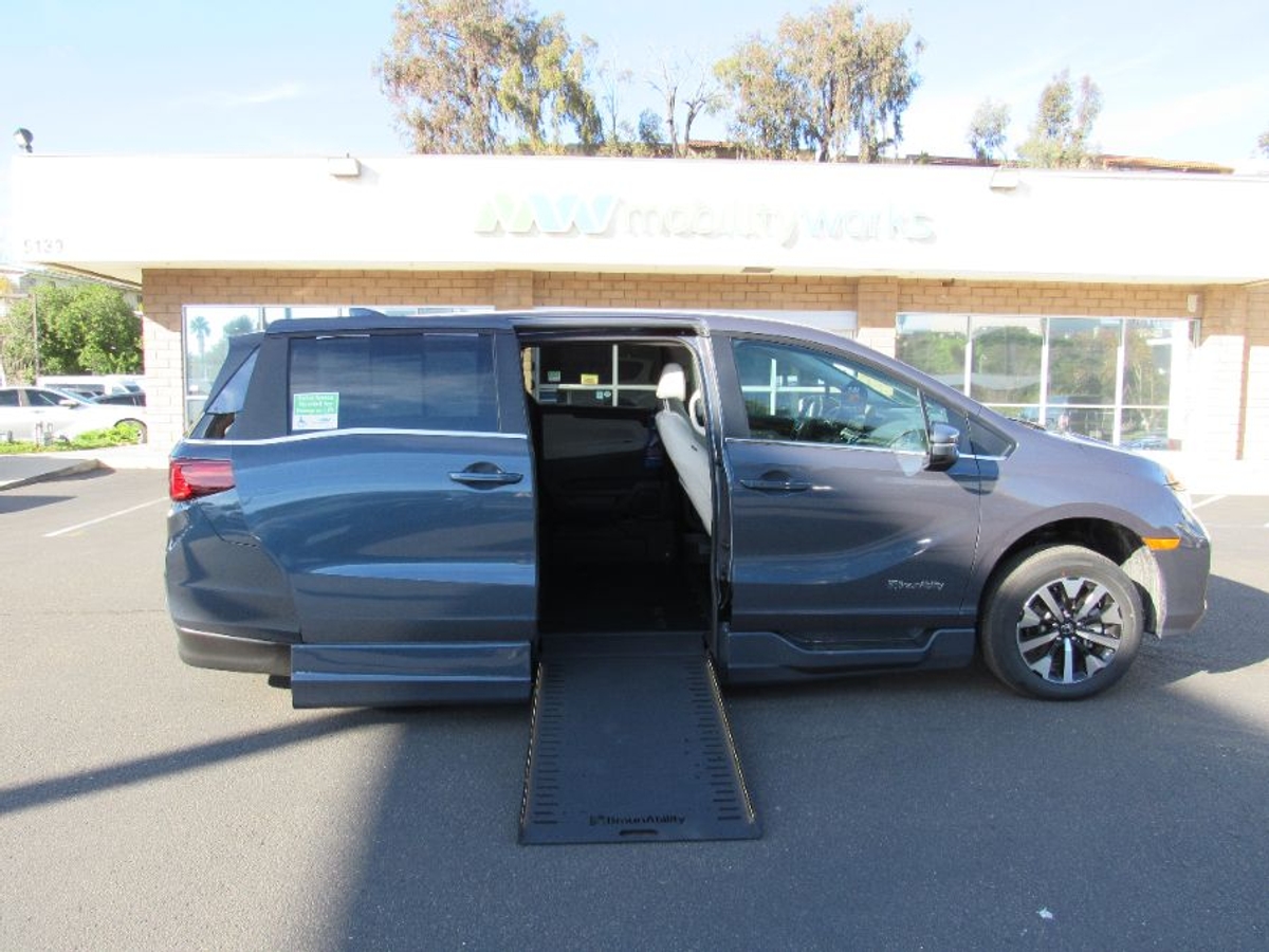 Blue Honda Odyssey image number 9