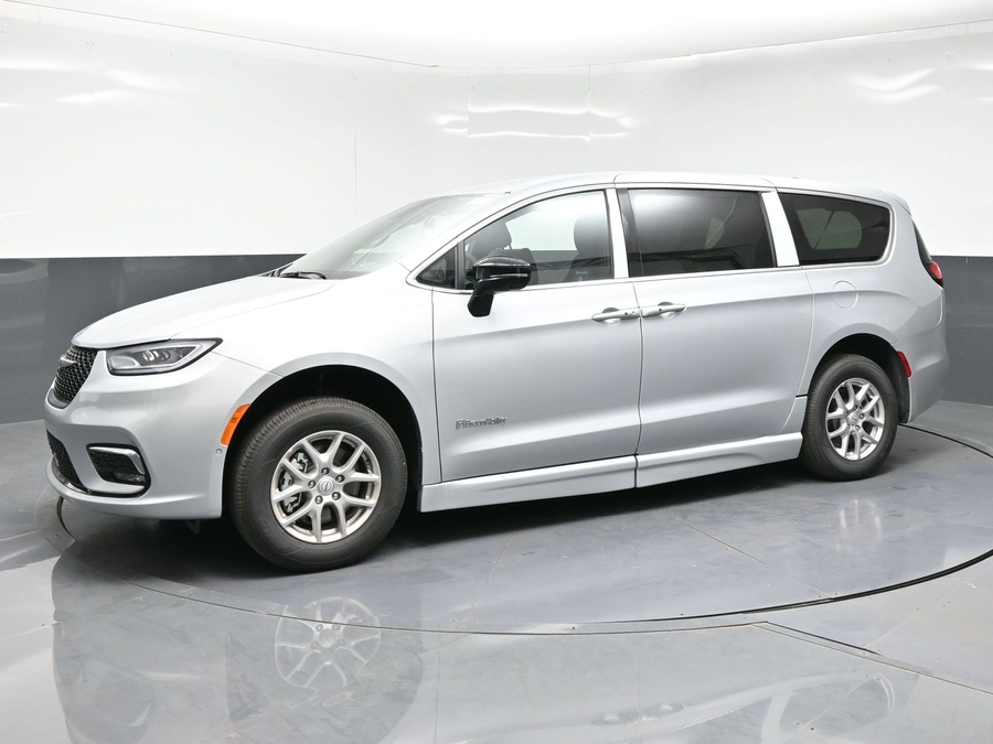New 2026 Chrysler Pacifica Select - BraunAbility Side Entry Fold Out Automatic Ramp