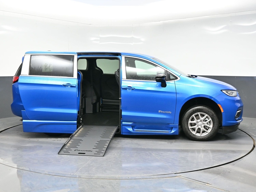 New 2026 Chrysler Pacifica Select Plus - BraunAbility Side Entry Entry Fold Out Automatic Ramp