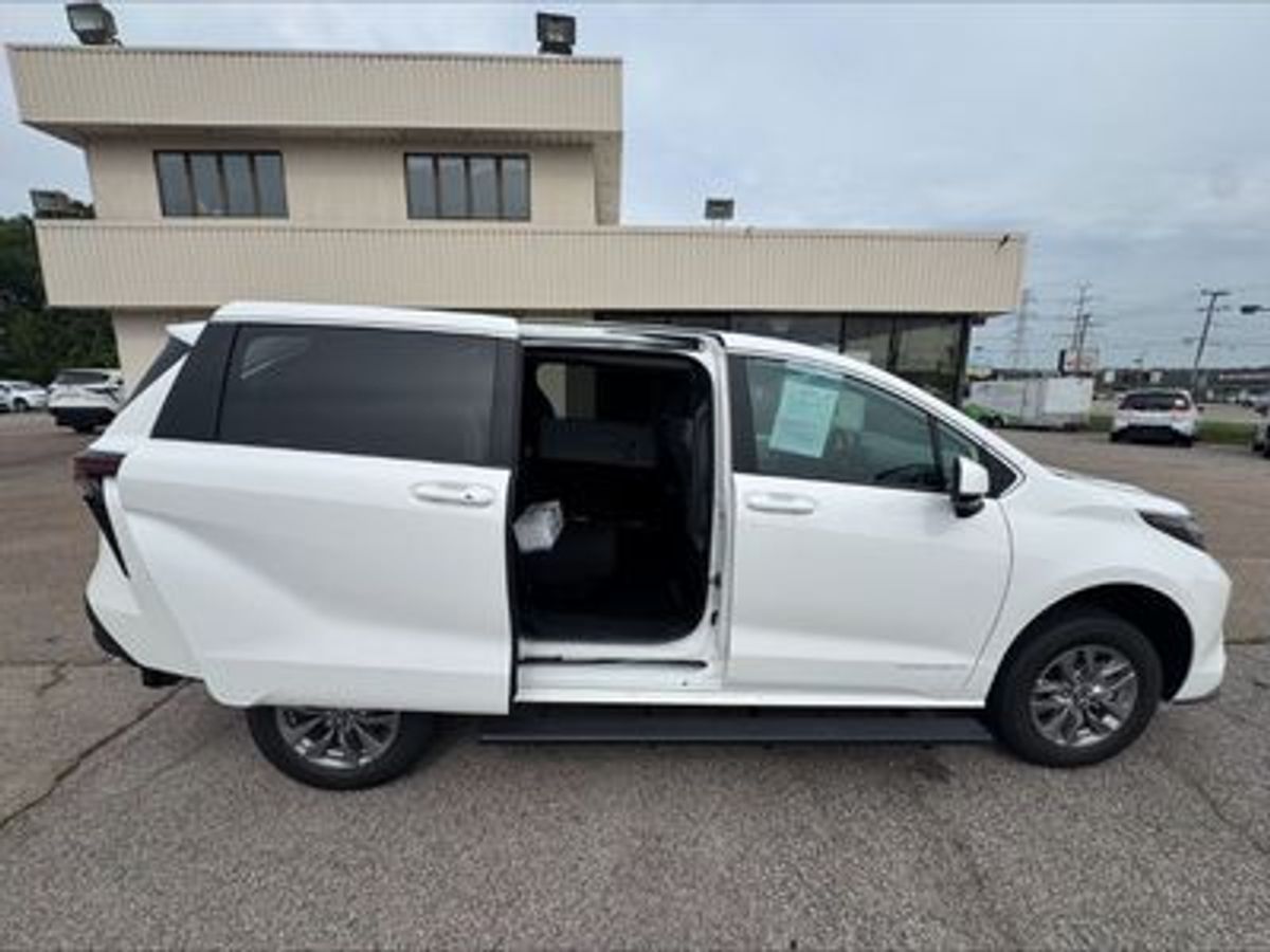 2024 TOYOTA SIENNA - Image 4