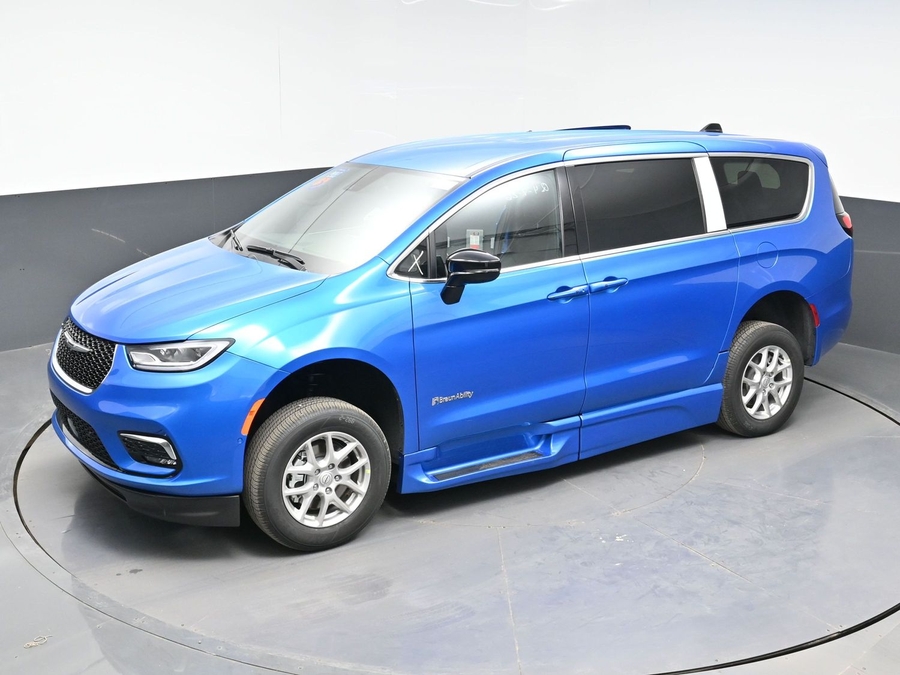Blue Chrysler Pacifica image number 20