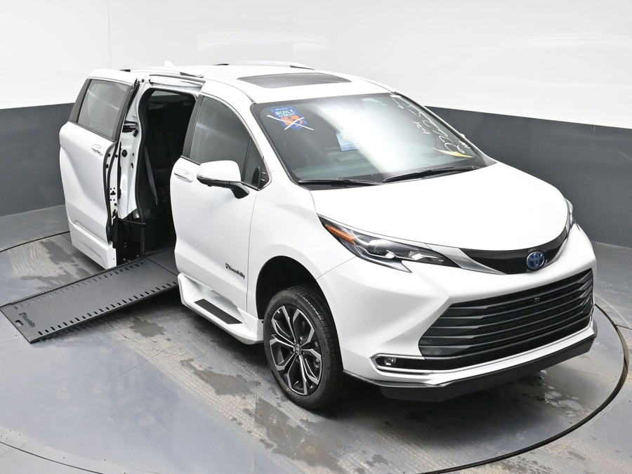 New 2025 Toyota Sienna Hybrid Platinum - BraunAbility Side Entry Entry In Floor Automatic Ramp