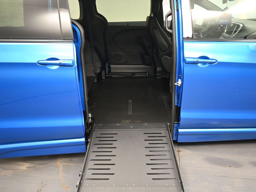 New 2027 Chrysler Pacifica Select Sport - BraunAbility Side Entry Fold Out Automatic Ramp