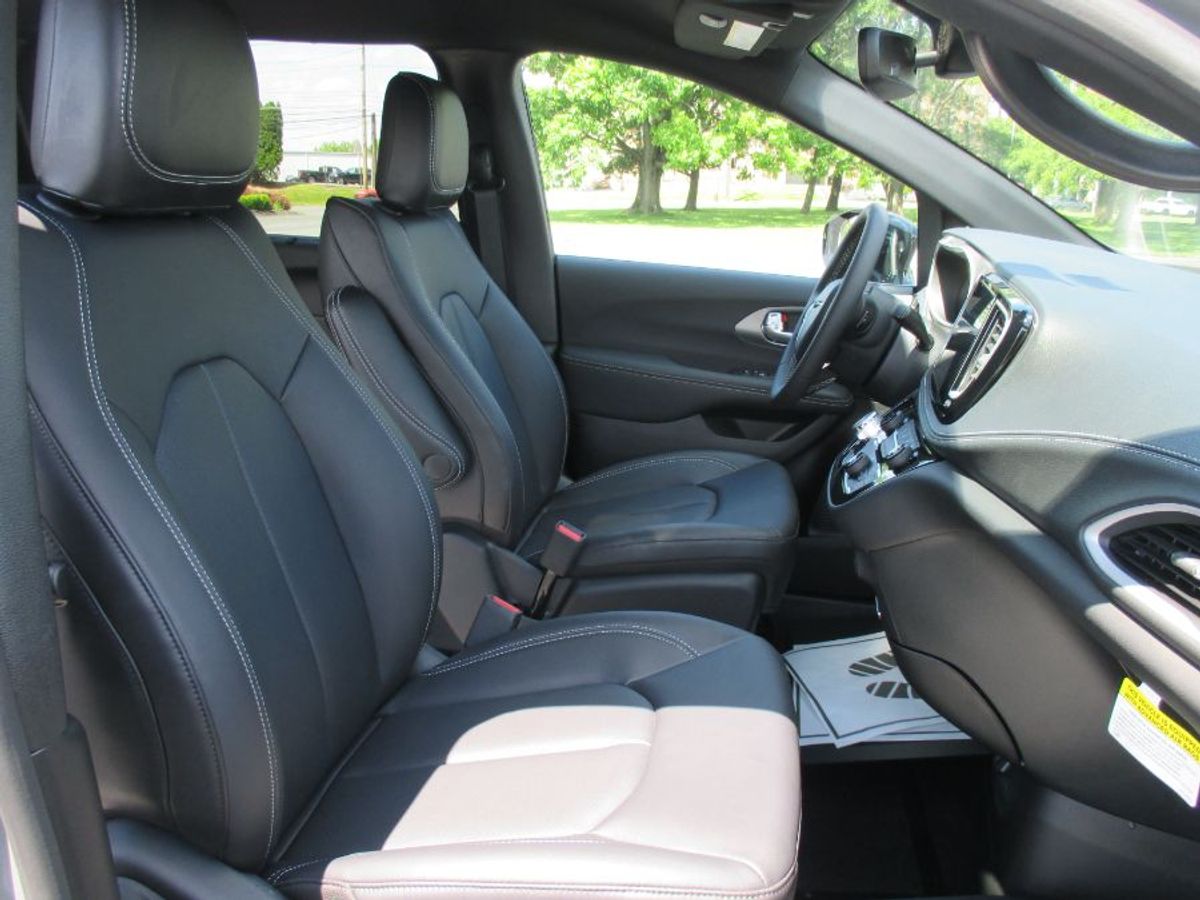 Grey Chrysler Pacifica image number 14