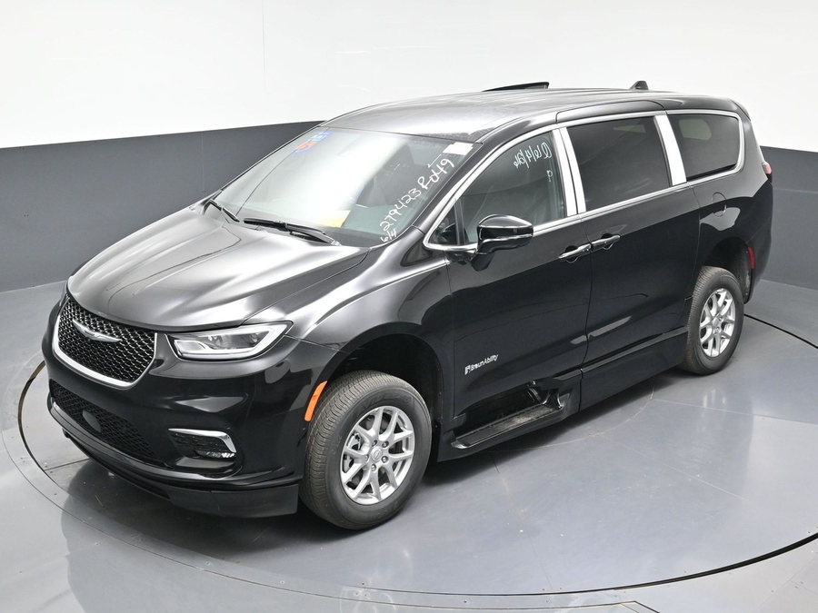 Black Chrysler Pacifica image number 22