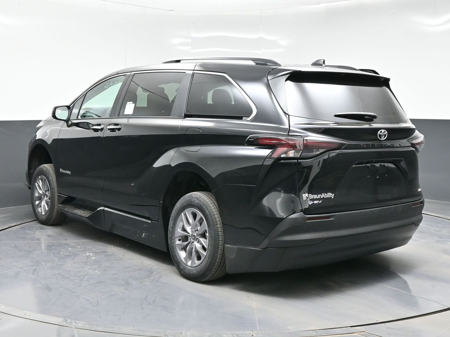 Black Toyota Sienna image number 4