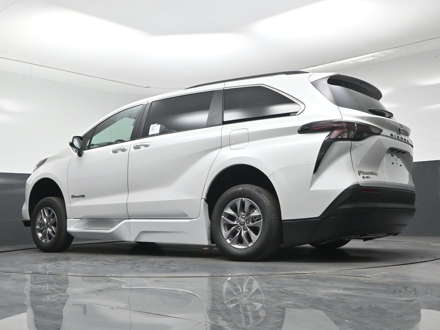 New 2026 Toyota Sienna Hybrid XLE Base - BraunAbility Side Entry Fold Out Automatic Ramp