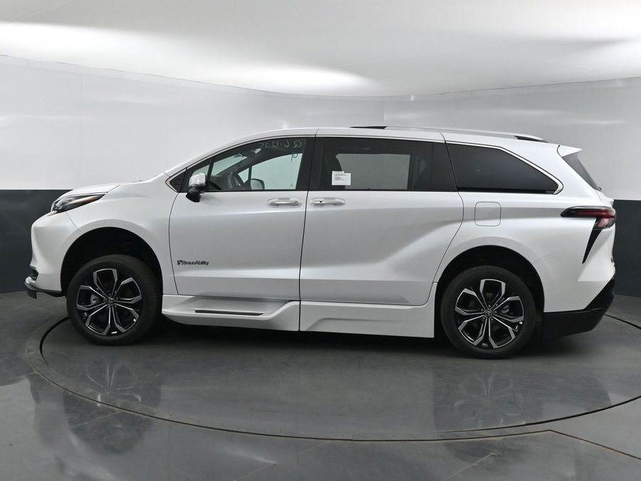 New 2025 Toyota Sienna Hybrid Platinum - BraunAbility Side Entry Entry Fold Out Automatic Ramp