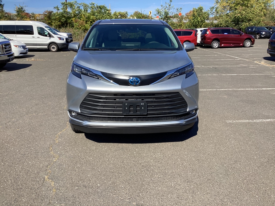 Silver Toyota Sienna image number 12