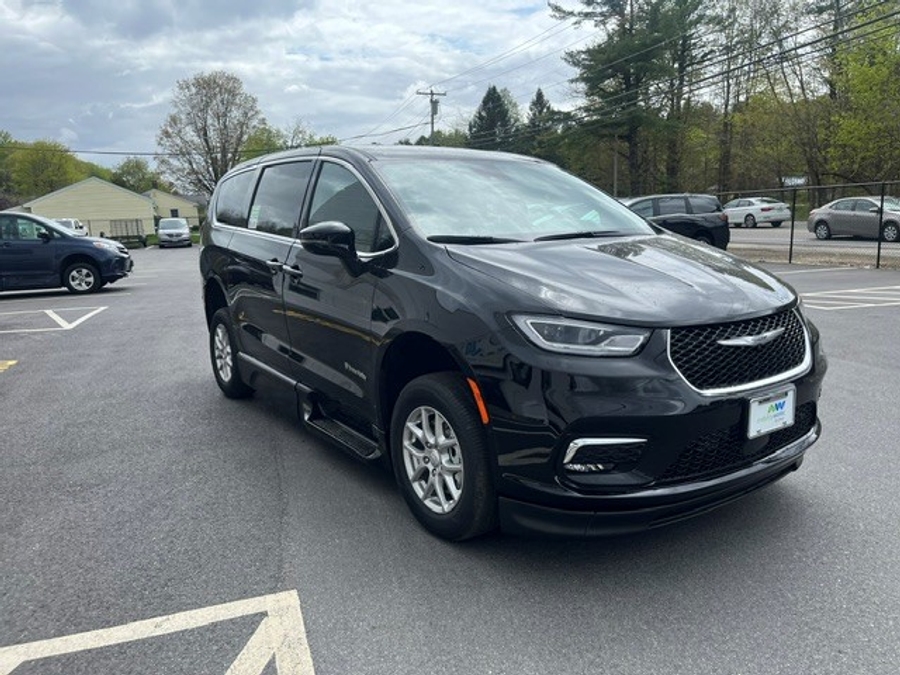Black Chrysler Pacifica image number 5