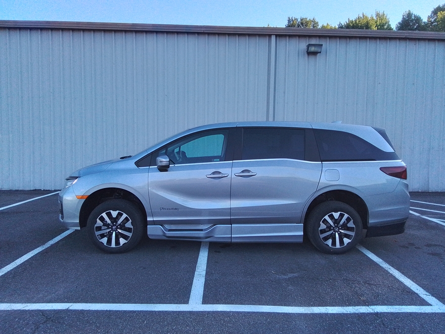 Silver Honda Odyssey image number 28