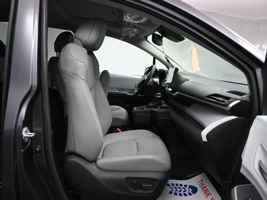 Grey Toyota Sienna image number 8