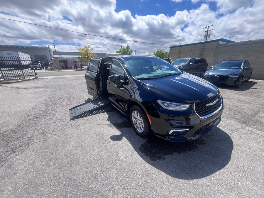 Blue Chrysler Pacifica image number 1