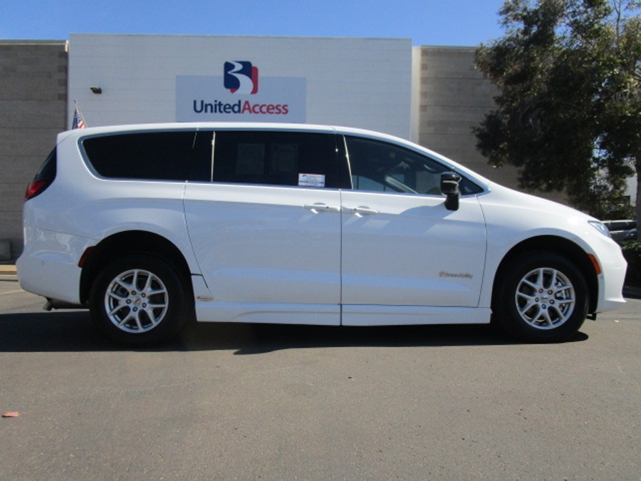 New 2025 Chrysler Pacifica Select Safety - BraunAbility Side Entry Entry Fold Out Automatic Ramp