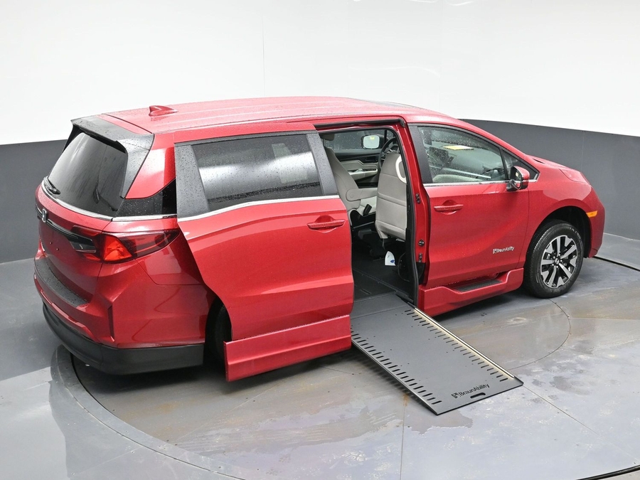 Red Honda Odyssey image number 7