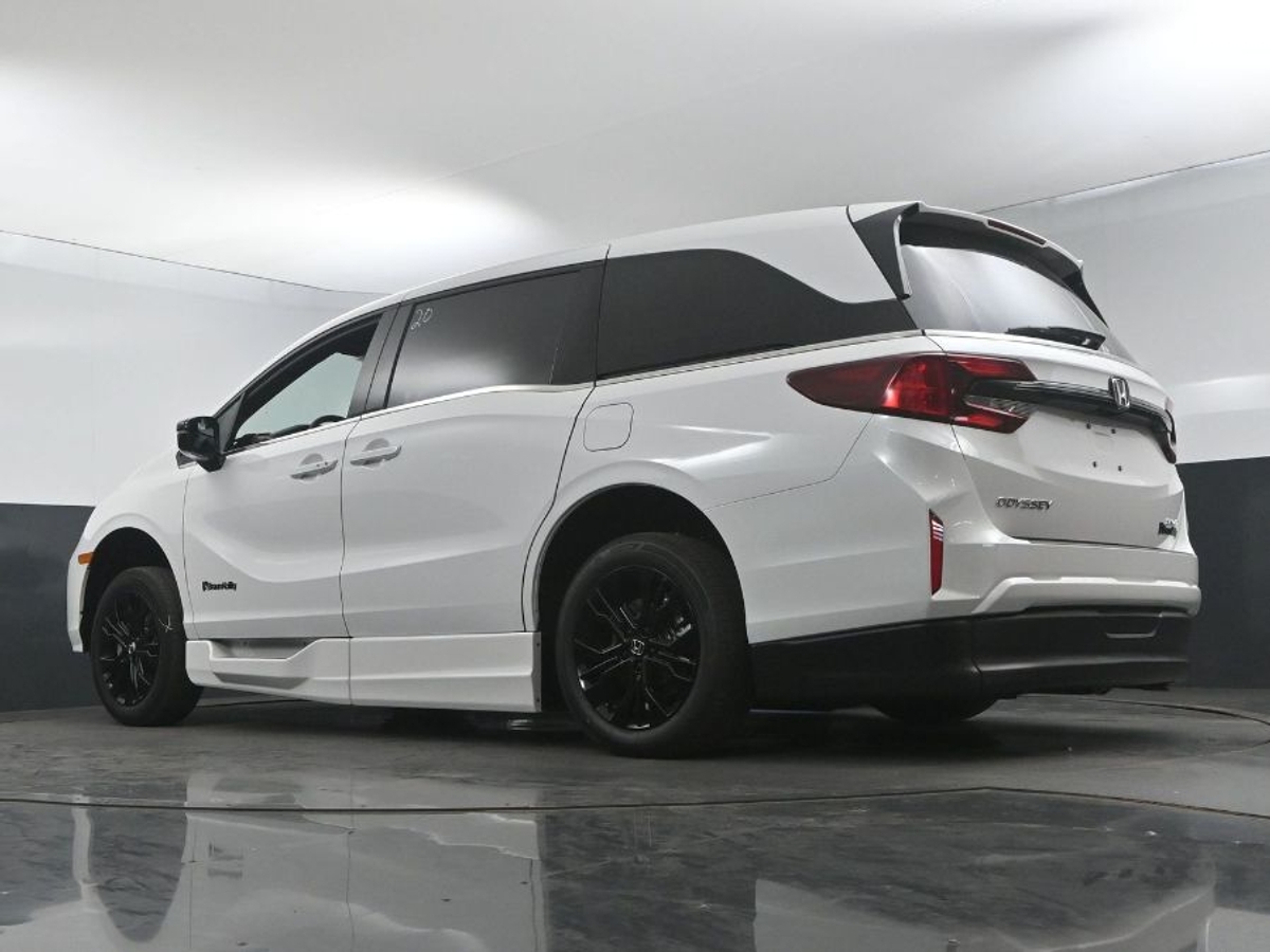 White Honda Odyssey image number 20